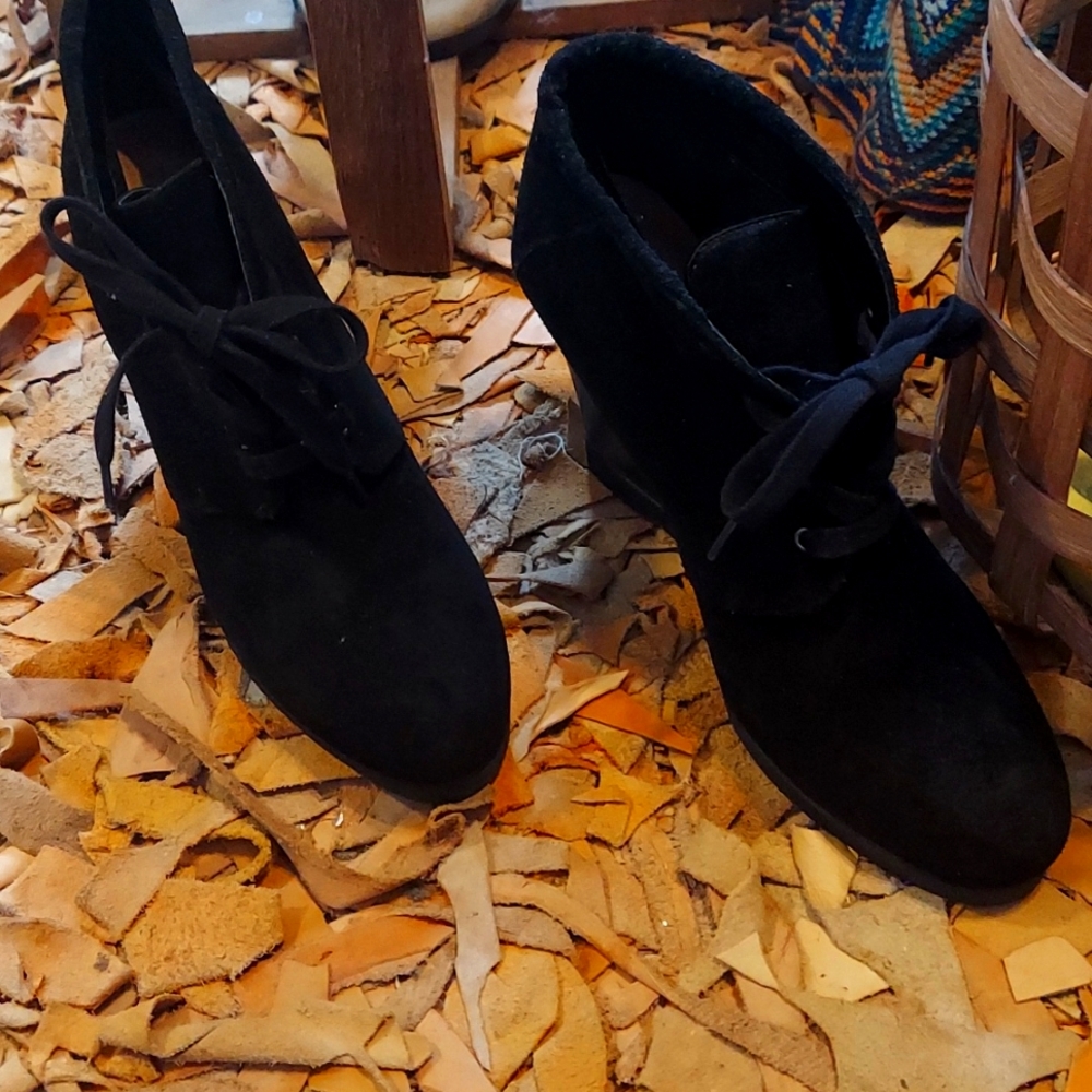 TESORI BLACK SUEDE OXFORD BOOTIE, SIZE 10